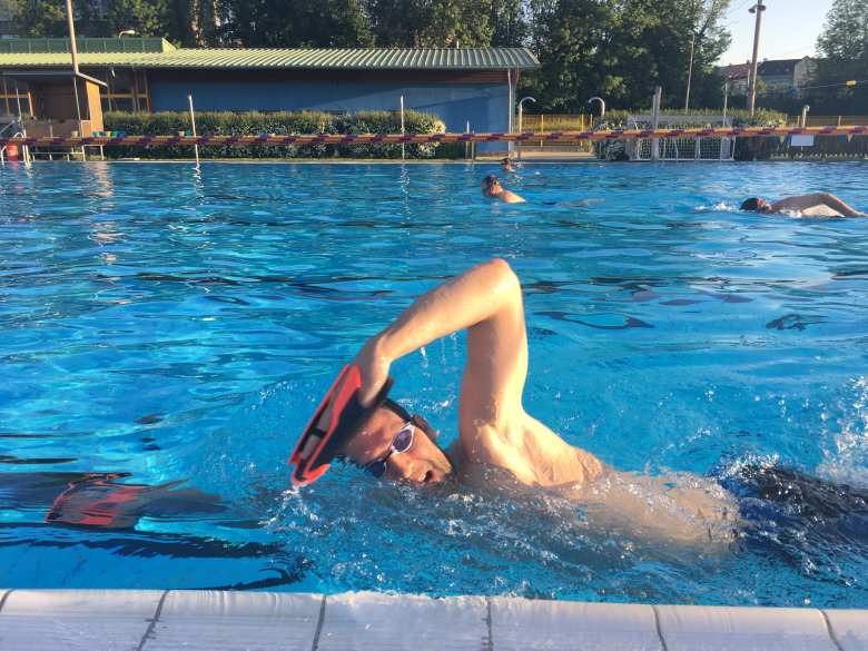 Trénink s plaveckými packami Speedo Fastskin Hand Paddle